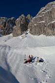 008 Due escursionisti si godono il sole primaverile(!!!)